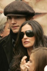 Ashton Kutcher With Demi Moore & Family Wearing Newsboy Style Cap - DC Media - All Rights Reserved
