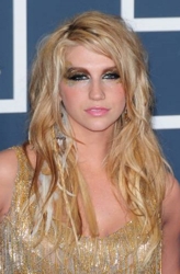 Ke$ha Showcased Blonde Hair at 2010 Grammy Awards