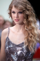 Taylor Swift Long Wavy Highlighted & Lowlighted Hair