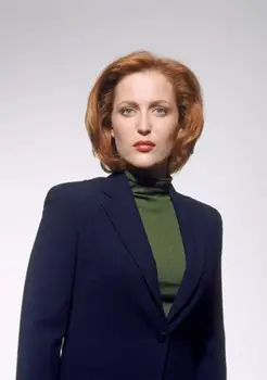 Gillian Anderson as Agent Dana Scully on THE X-FILES on FOX. Season premiere Sunday, November 5 (9:00 - 10:00 PM ET/PT.) ©2000FOX BROADCASTING CR:Timothy White/FOX