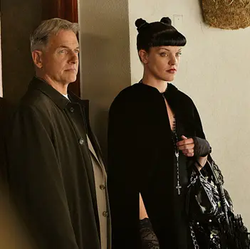 "Toxic"-Abby (Pauley Perrette) with Gibbs (Mark Harmon) on NCIS Tuesday April 7 (8:00-9:00PM, ET/PT) on the CBS Television Network. Photo: Cliff Lipson/CBS ©2009 CBS BROADCASTING INC. ALL RIGHTS RESERVED