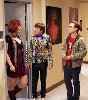 Wolowitz (Simon Helberg, second from left) with (guest star Sara Rue, far left), Leonard (Johnny Galecki,right), on THE BIG BANG THEORY, Monday, November 17 (8:00-8:30 PM, ET/PT) on the CBS Television Network. Photo: Mike Ansell/Warner Bros. ©2008 Warner Bros. Television All Rights Reserved