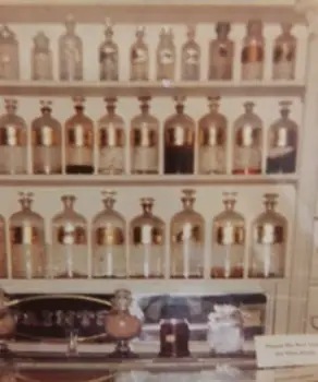 Old Fashioned Apothecary - Photo by Karen Marie Shelton - Hairboutique.com - All Rights Reserved