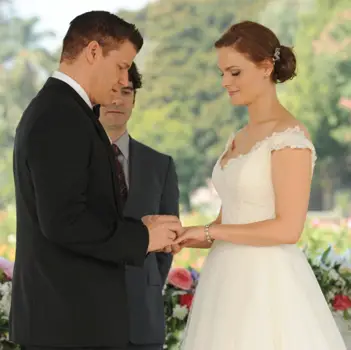 BONES: Brennan (Emily Deschanel, L) and Booth (David Boreanaz, R) are married in the "The Woman in White" episode ET/PT) on FOX. ©2013 Fox