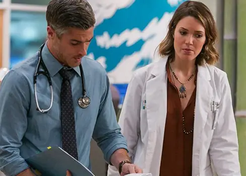 L-R: Dr. Adam McAndrew (Dave Annable) and DR. Erin Grace (Many Moore) CR: Tina Rowden / FOX. © 2014 Fox Broadcasting Co.