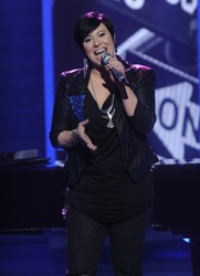 Erika Van Peldt After Drastic Short Hair Cut And Color On American Idol S11